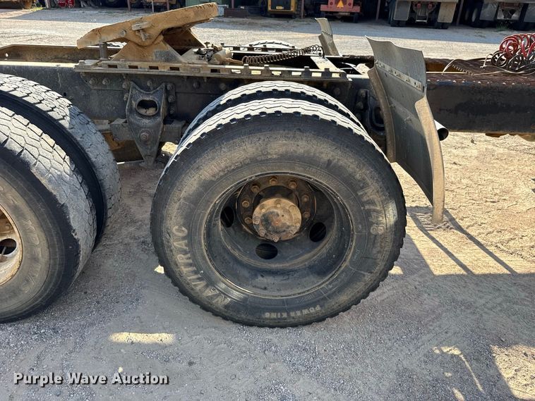 image for item FC4070 2004 International 7600 semi truck