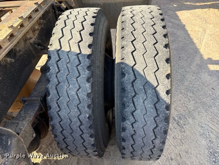 image for item FC4070 2004 International 7600 semi truck