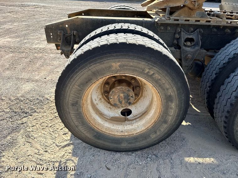 image for item FC4070 2004 International 7600 semi truck