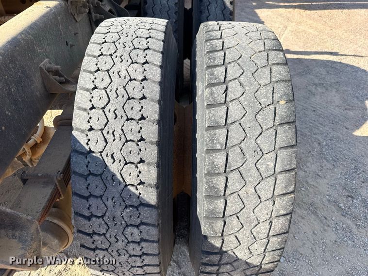 image for item FC4070 2004 International 7600 semi truck