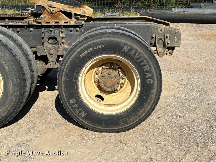 image for item FC4070 2004 International 7600 semi truck