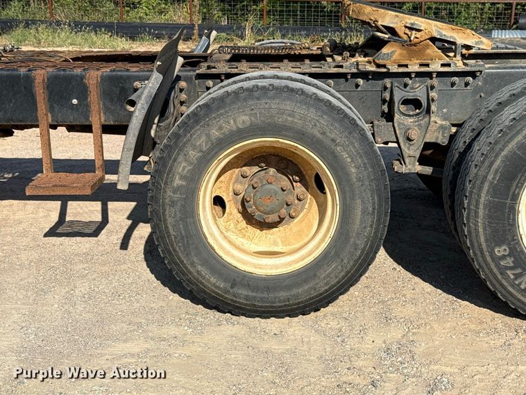 image for item FC4070 2004 International 7600 semi truck