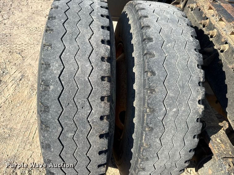 image for item FC4070 2004 International 7600 semi truck