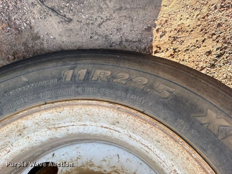 image for item FC4070 2004 International 7600 semi truck