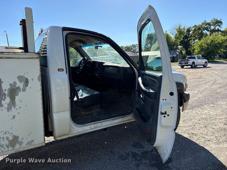 image for item FC4502 2002 Chevrolet Silverado 2500 utility bed pickup truck