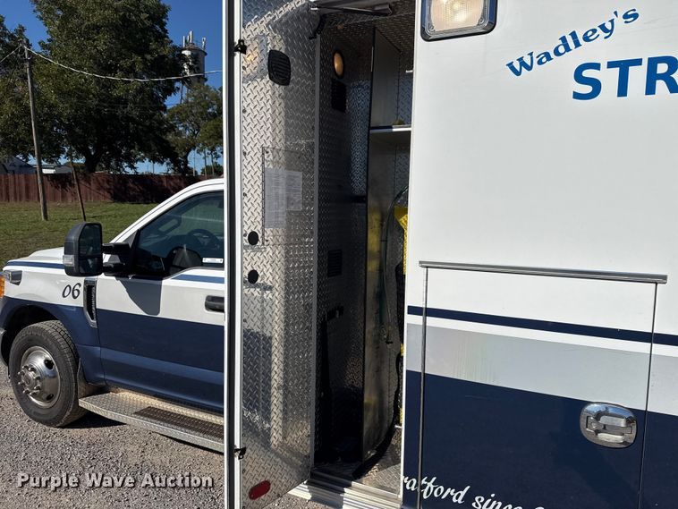 image for item FC4503 2017 Ford F-350 ambulance