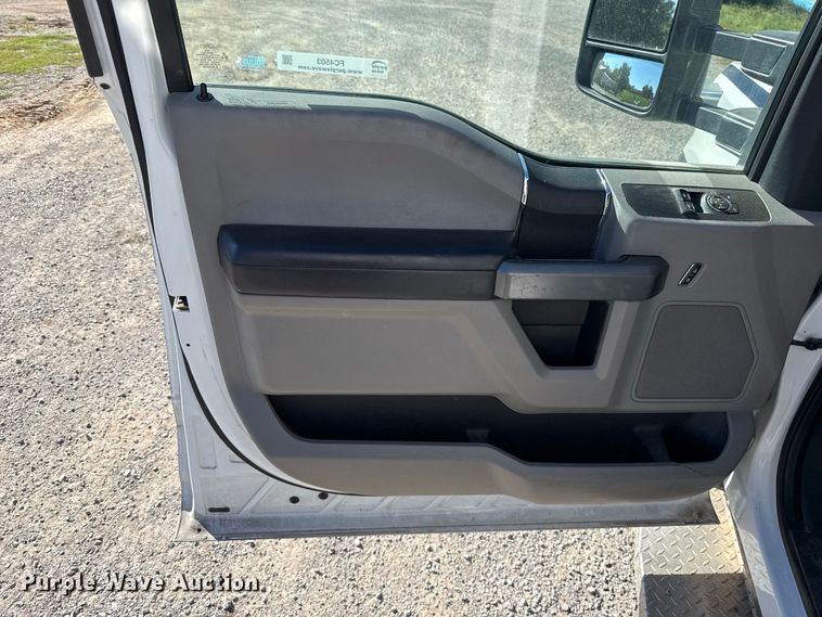 image for item FC4503 2017 Ford F-350 ambulance