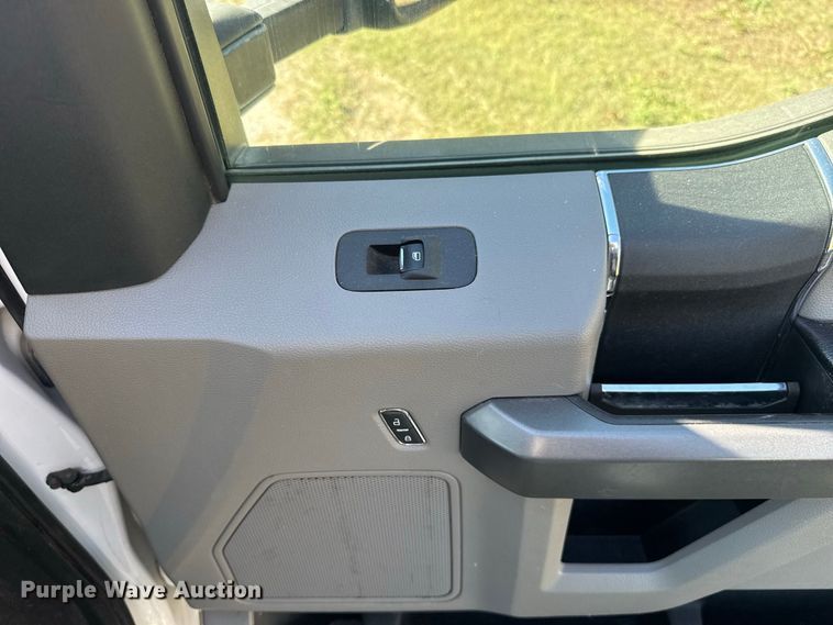 image for item FC4503 2017 Ford F-350 ambulance