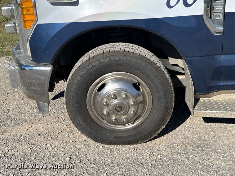 image for item FC4503 2017 Ford F-350 ambulance