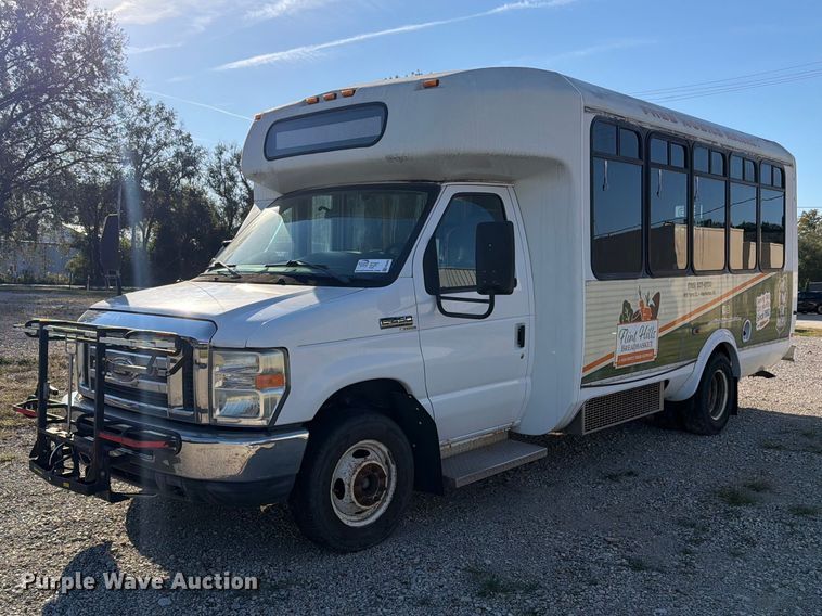 2011 Ford E450 Super Duty bus