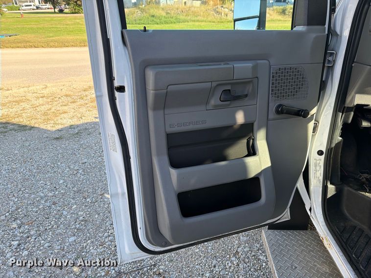 image for item FH6456 2011 Ford E450 Super Duty bus
