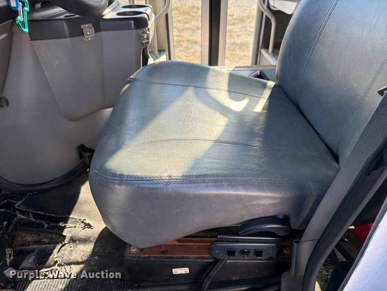 image for item FH6456 2011 Ford E450 Super Duty bus