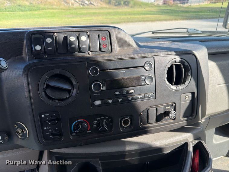 image for item FH6456 2011 Ford E450 Super Duty bus