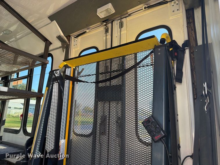 image for item FH6456 2011 Ford E450 Super Duty bus