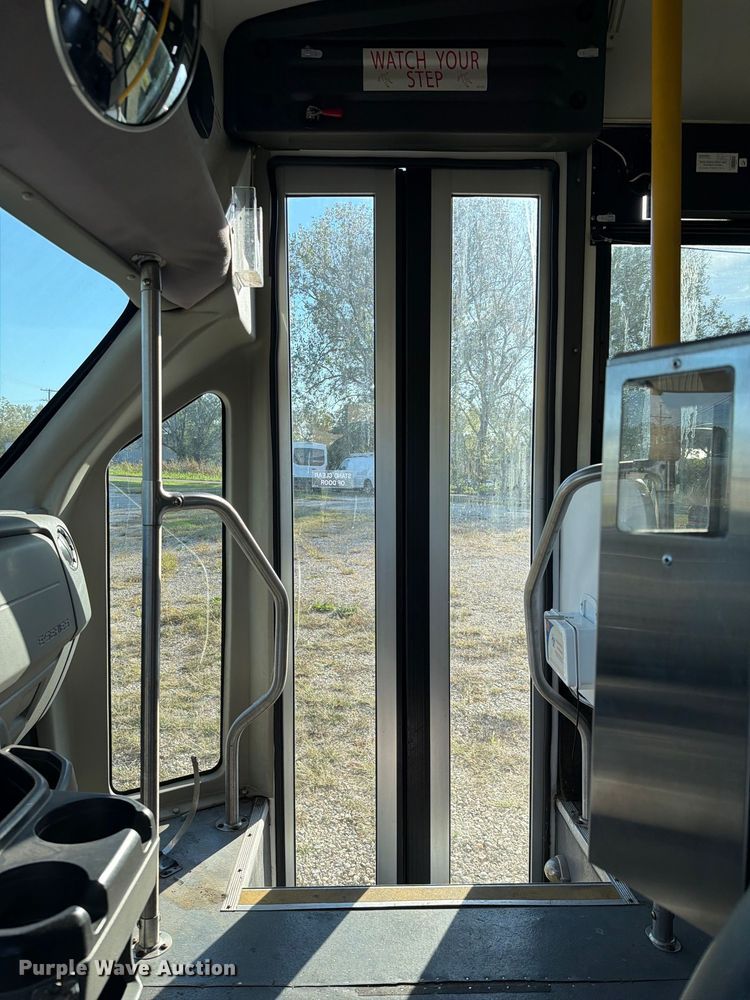 image for item FH6456 2011 Ford E450 Super Duty bus