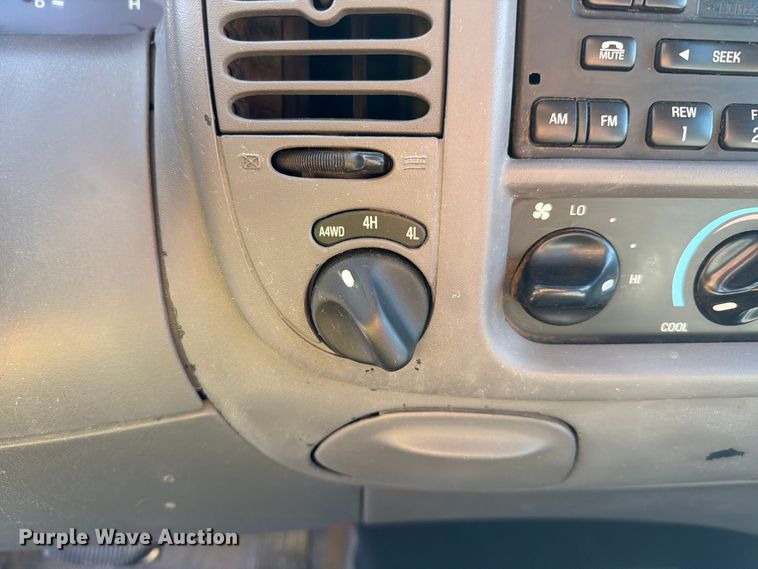 image for item FI2039 2001 Ford Expedition XLT SUV