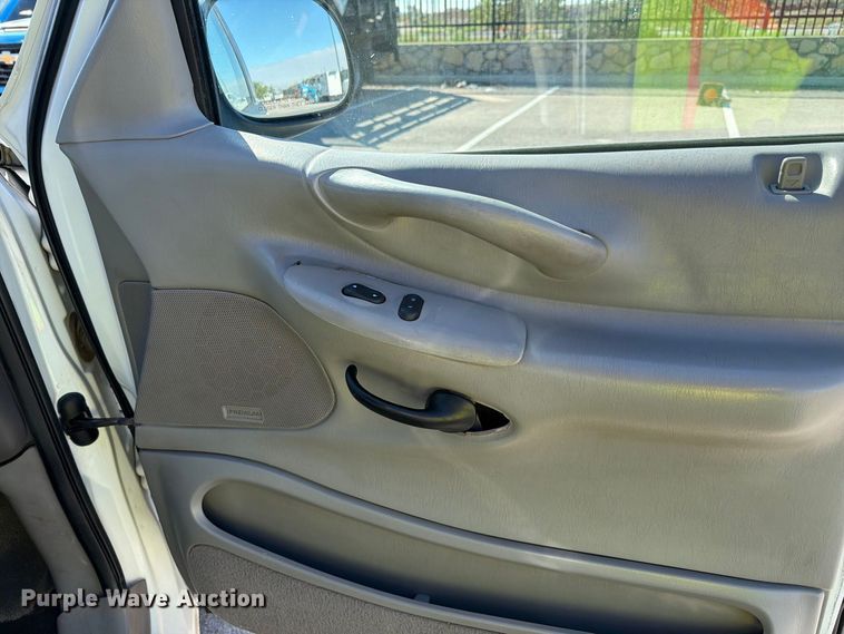 image for item FI2039 2001 Ford Expedition XLT SUV