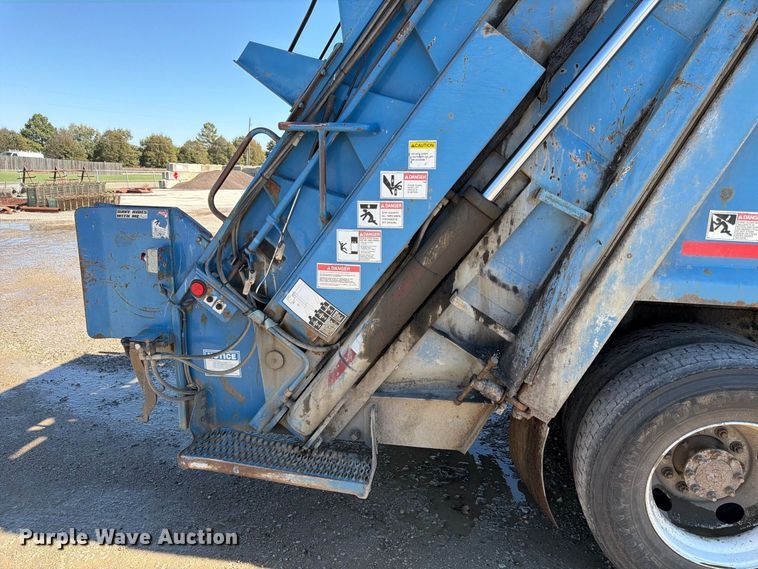 image for item FK3852 2010 International 7600 refuse truck