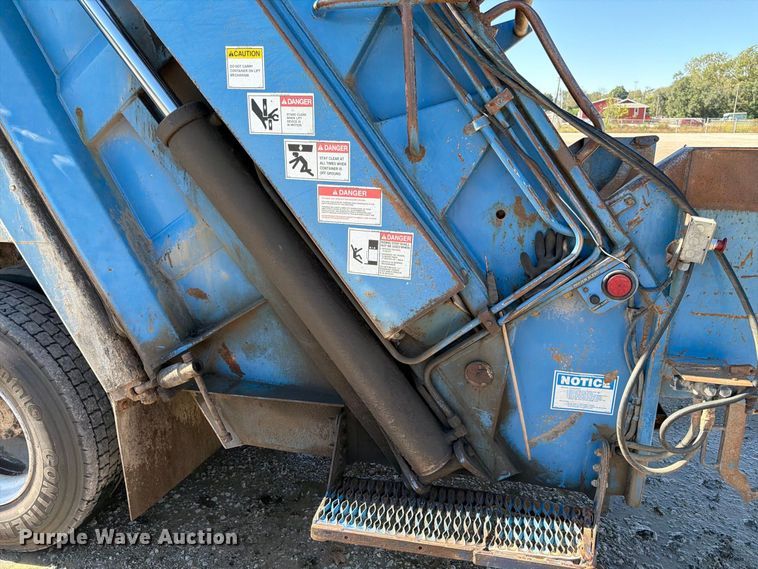 image for item FK3852 2010 International 7600 refuse truck