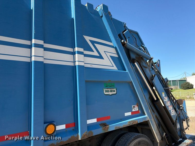 image for item FK3852 2010 International 7600 refuse truck