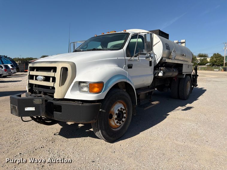 image for item FK3854 2004 Ford F750 oil distributor truck