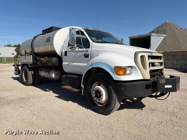image for item FK3854 2004 Ford F750 oil distributor truck