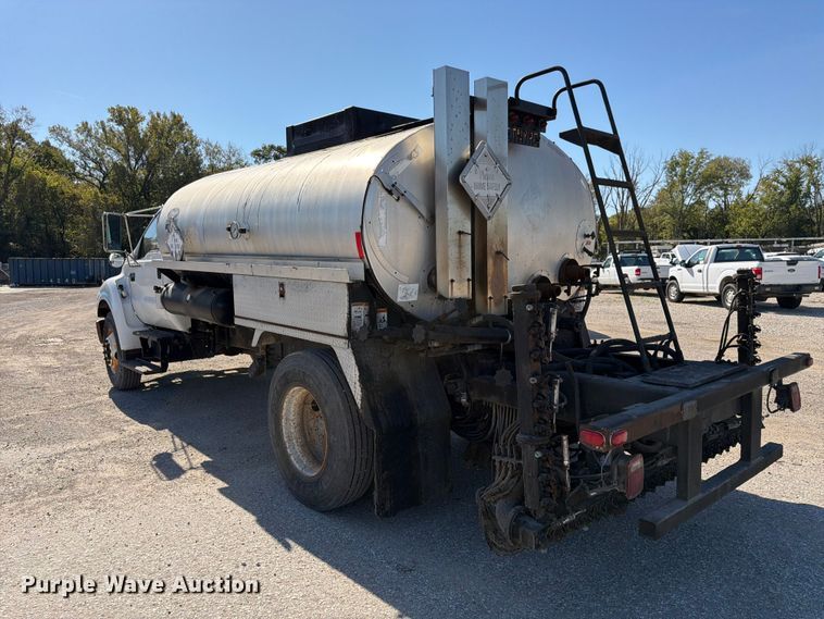 image for item FK3854 2004 Ford F750 oil distributor truck
