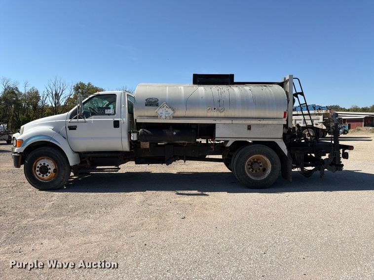 image for item FK3854 2004 Ford F750 oil distributor truck