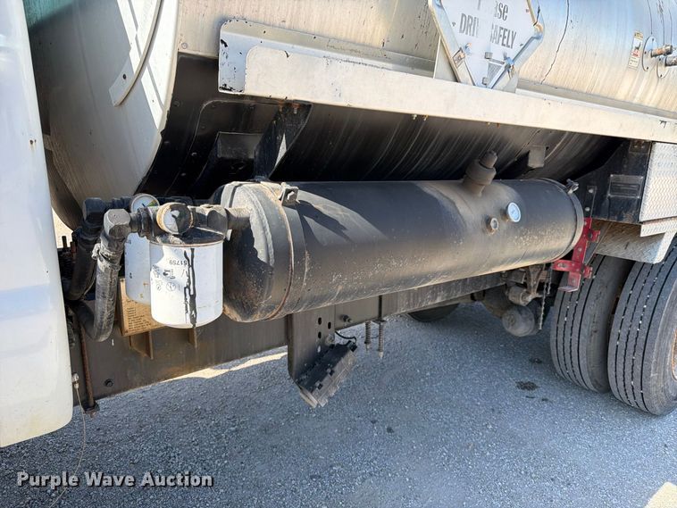 image for item FK3854 2004 Ford F750 oil distributor truck