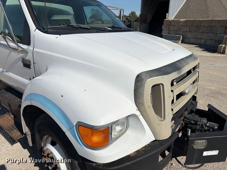 image for item FK3854 2004 Ford F750 oil distributor truck