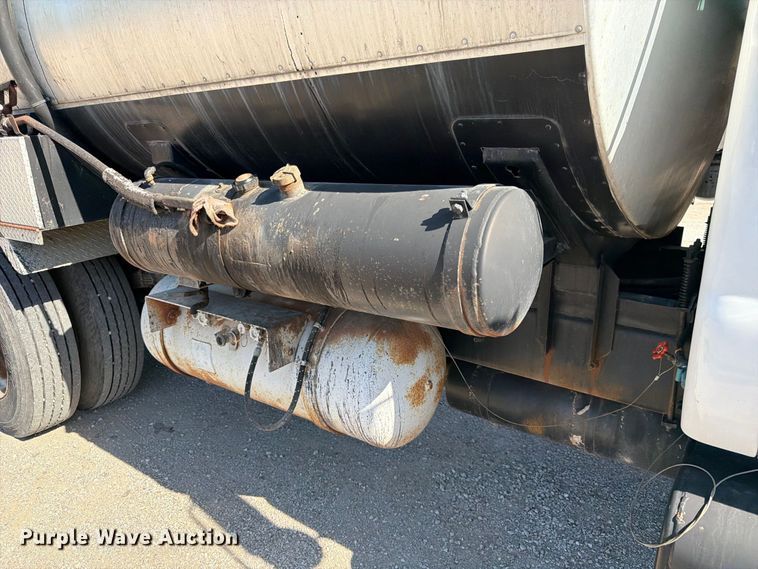 image for item FK3854 2004 Ford F750 oil distributor truck