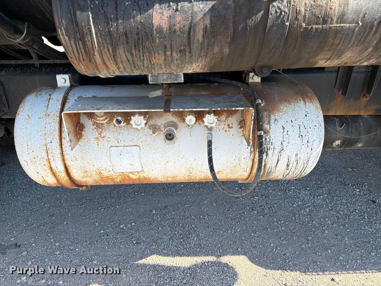 image for item FK3854 2004 Ford F750 oil distributor truck