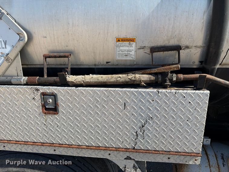 image for item FK3854 2004 Ford F750 oil distributor truck
