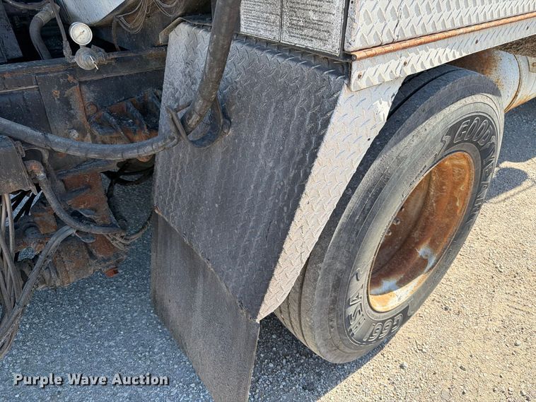 image for item FK3854 2004 Ford F750 oil distributor truck