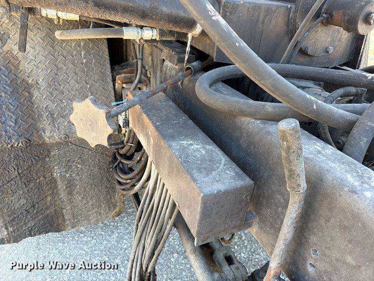 image for item FK3854 2004 Ford F750 oil distributor truck