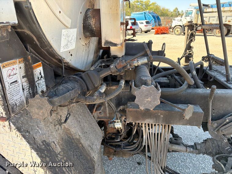 image for item FK3854 2004 Ford F750 oil distributor truck