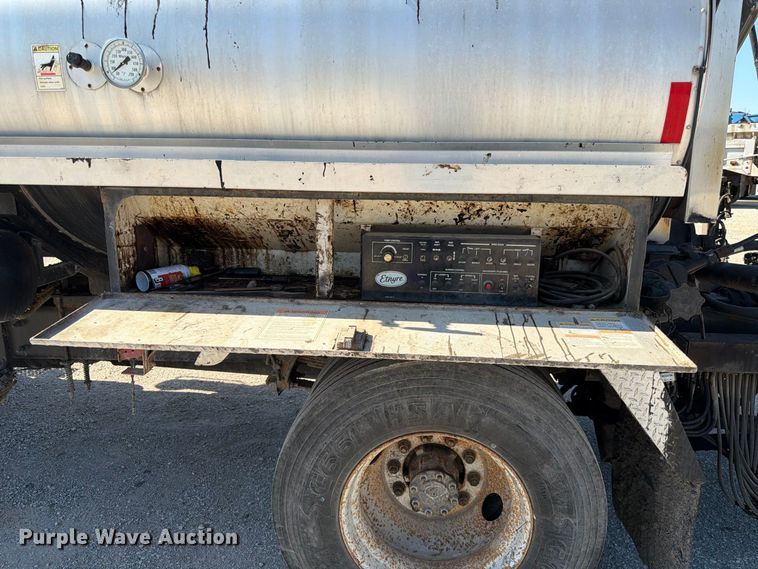 image for item FK3854 2004 Ford F750 oil distributor truck
