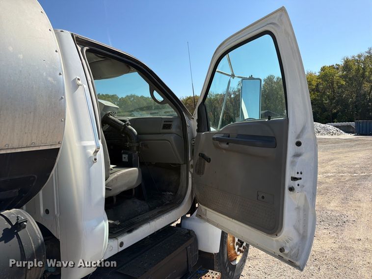 image for item FK3854 2004 Ford F750 oil distributor truck