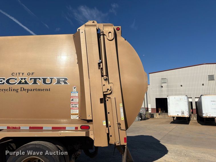 image for item FN2062 2019 International WorkStar refuse truck