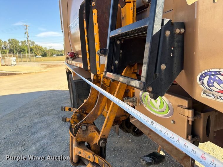 image for item FN2063 2019 International WorkStar refuse truck