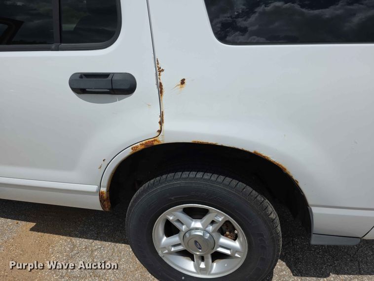 image for item FN5705 2004 Ford Explorer SUV
