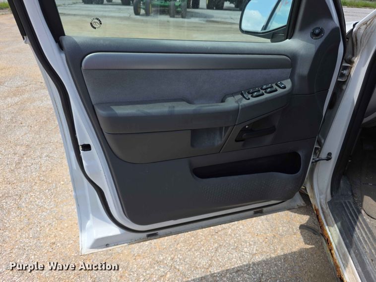 image for item FN5705 2004 Ford Explorer SUV