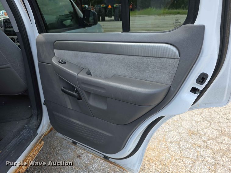 image for item FN5705 2004 Ford Explorer SUV