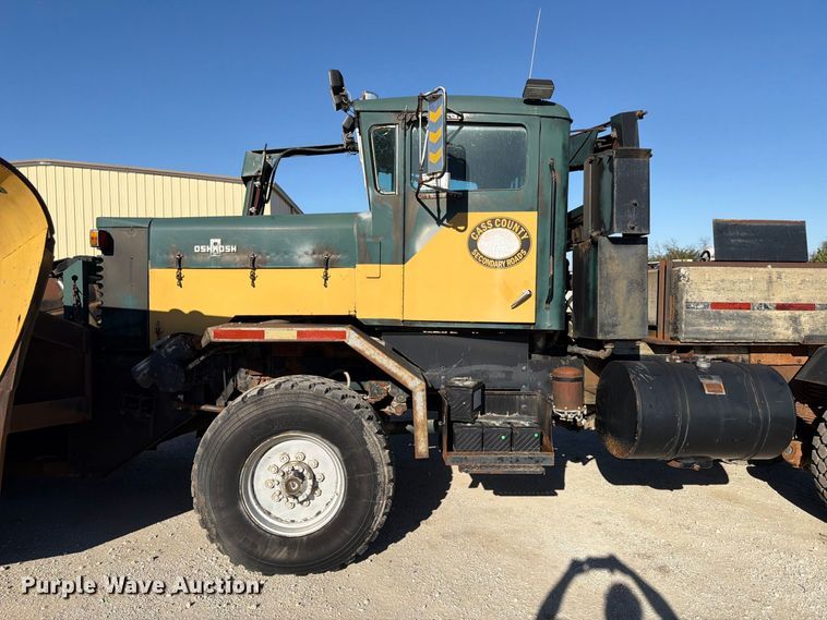 image for item FP3123 1979 Oshkosh P-2323-5 Plow truck