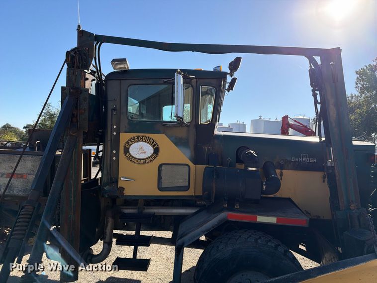 image for item FP3123 1979 Oshkosh P-2323-5 Plow truck