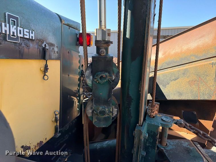 image for item FP3123 1979 Oshkosh P-2323-5 Plow truck
