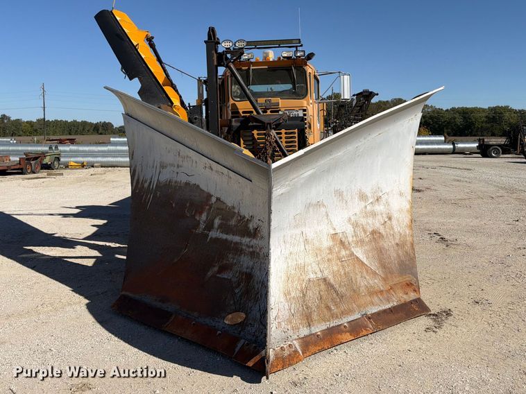 image for item FP3124 1986 Oshkosh P-2523-5 Dump truck