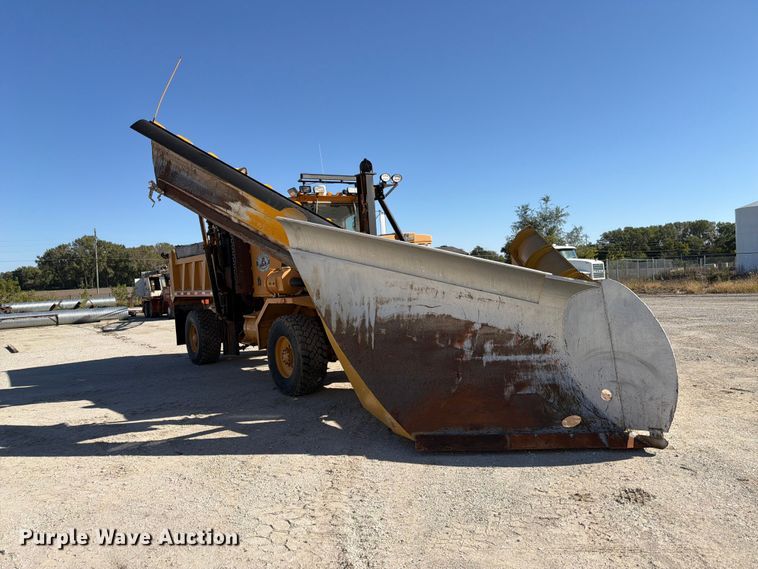 image for item FP3124 1986 Oshkosh P-2523-5 Dump truck