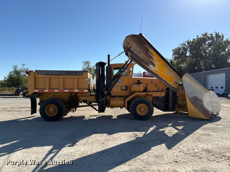 image for item FP3124 1986 Oshkosh P-2523-5 Dump truck