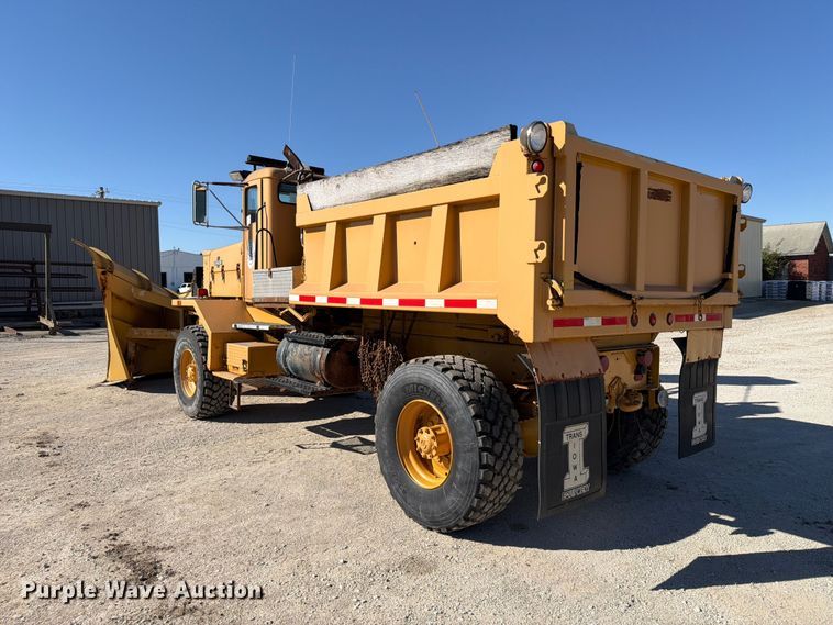 image for item FP3124 1986 Oshkosh P-2523-5 Dump truck